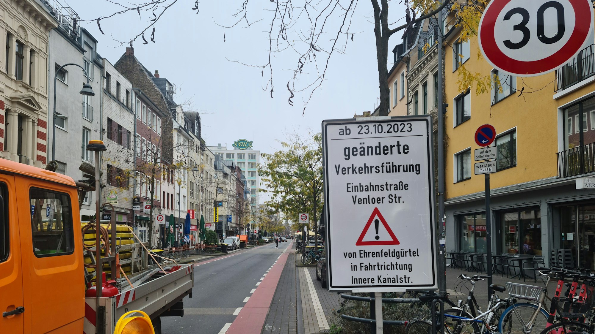 Ein Schild informiert über die geänderte Verkehrsführung auf der Venloer Straße.