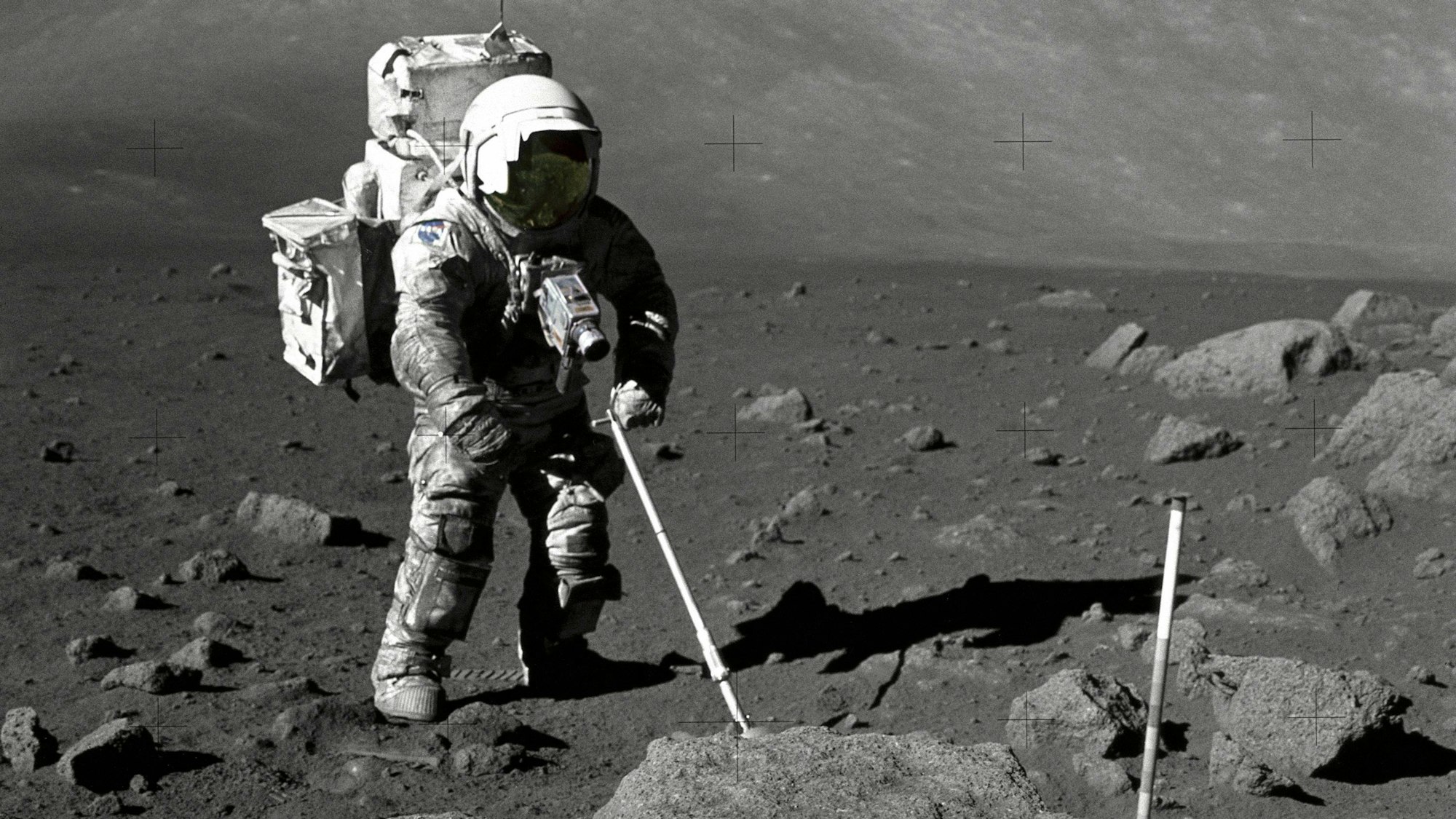 HANDOUT - 12.12.1972, ---, Mond: Der Apollo-17-Astronaut Harrison Schmitt verwendet eine verstellbare Schaufel zur Entnahme von Mondproben. Forschende haben anhand der aktuellen Proben ein neues Entstehungsdatum für den Mond ermittelt. (zu dpa: «Forschungsteam untersucht Gesteine») Foto: Nasa/ Johnson Space Center/Nasa/dpa - Honorarfrei nur für Bezieher des Dienstes dpa-Nachrichten für Kinder +++ dpa-Nachrichten für Kinder +++