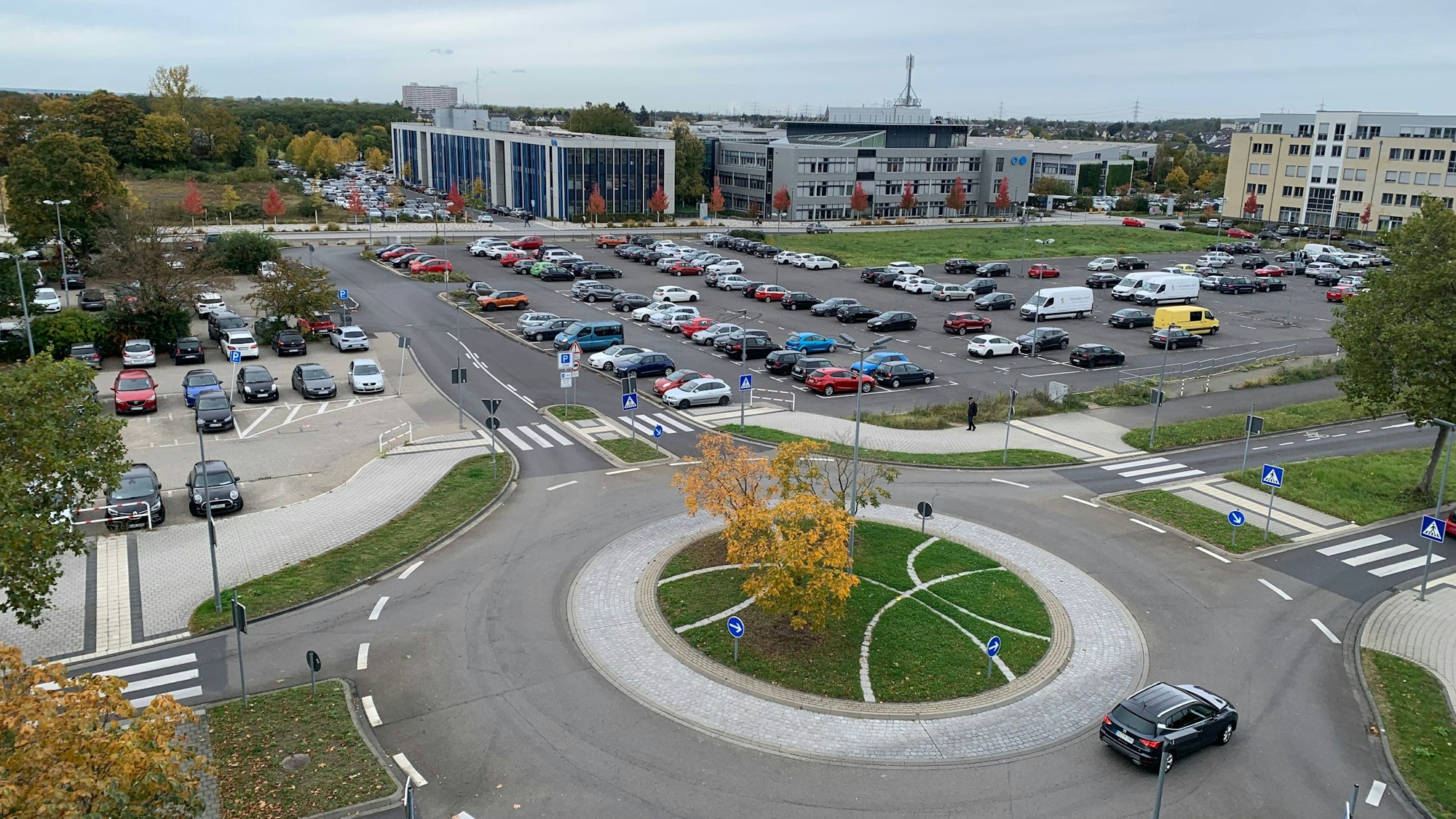 Auf den Flächen M1 bis M3 soll Gewerbe mit Wohnbebauung entstehen. Sie werden zurzeit als Parkplatz an der Hochschule Bonn-Rhein-Sieg in Sankt Augustin genutzt.