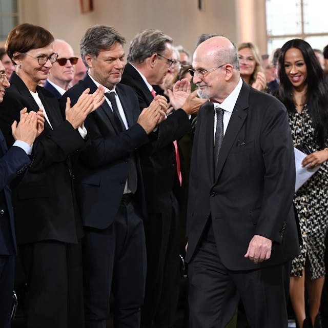 Applaus für den Schriftsteller Salman Rushdie (M) nach seiner Dankesrede zur Verleihung des Friedenspreises des Deutschen Buchhandels in der Frankfurter Paulskirche