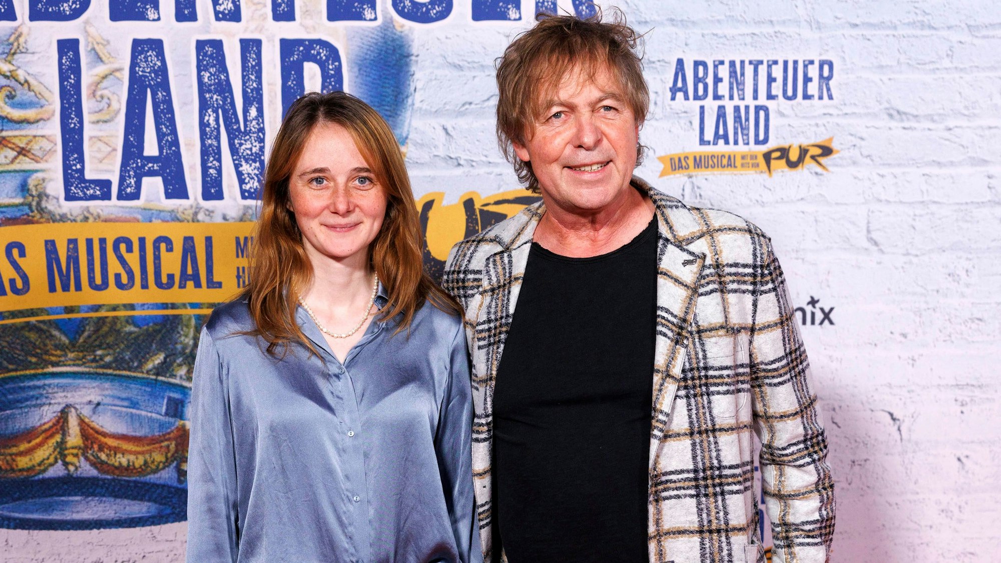 Sänger Peter Freudenthaler von Fools Garden mit Tochter Leonie Freudenthaler bei der Premiere des PUR-Musicals Abenteuerland im Capitol Theater.