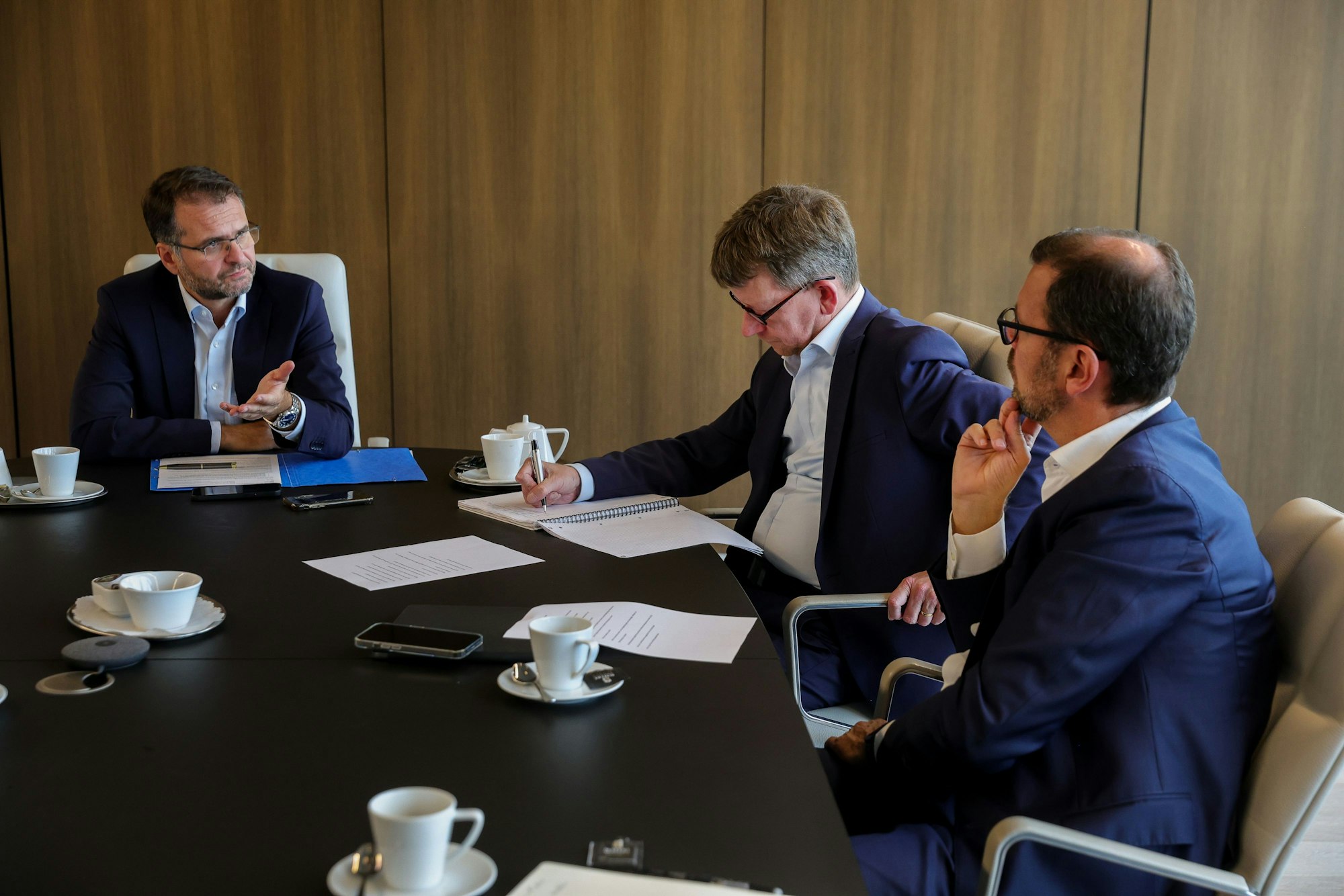 Andreas Feicht (v.l.), Chef der Rhein-Energie, im Gespräch mit Wirtschaftsressortleiter Thorsten Breitkopf und Chefredakteur Carsten Fiedler (beide „Kölner Stadt-Anzeiger“)
