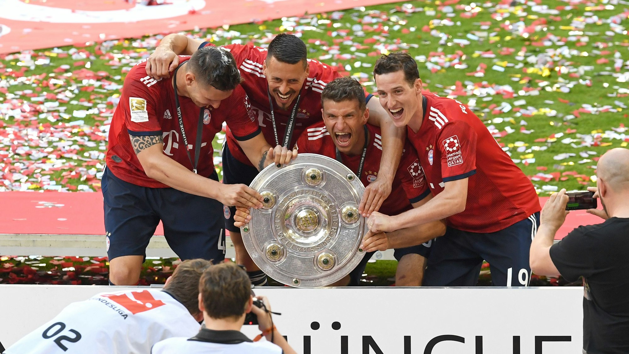 Die Bayern-Profis Niklas Süle, Sandro Wagner, Thomas Müller und Sebastian Rudy (v.l.n.r.) posieren mit der Meisterschale für Fotografen.