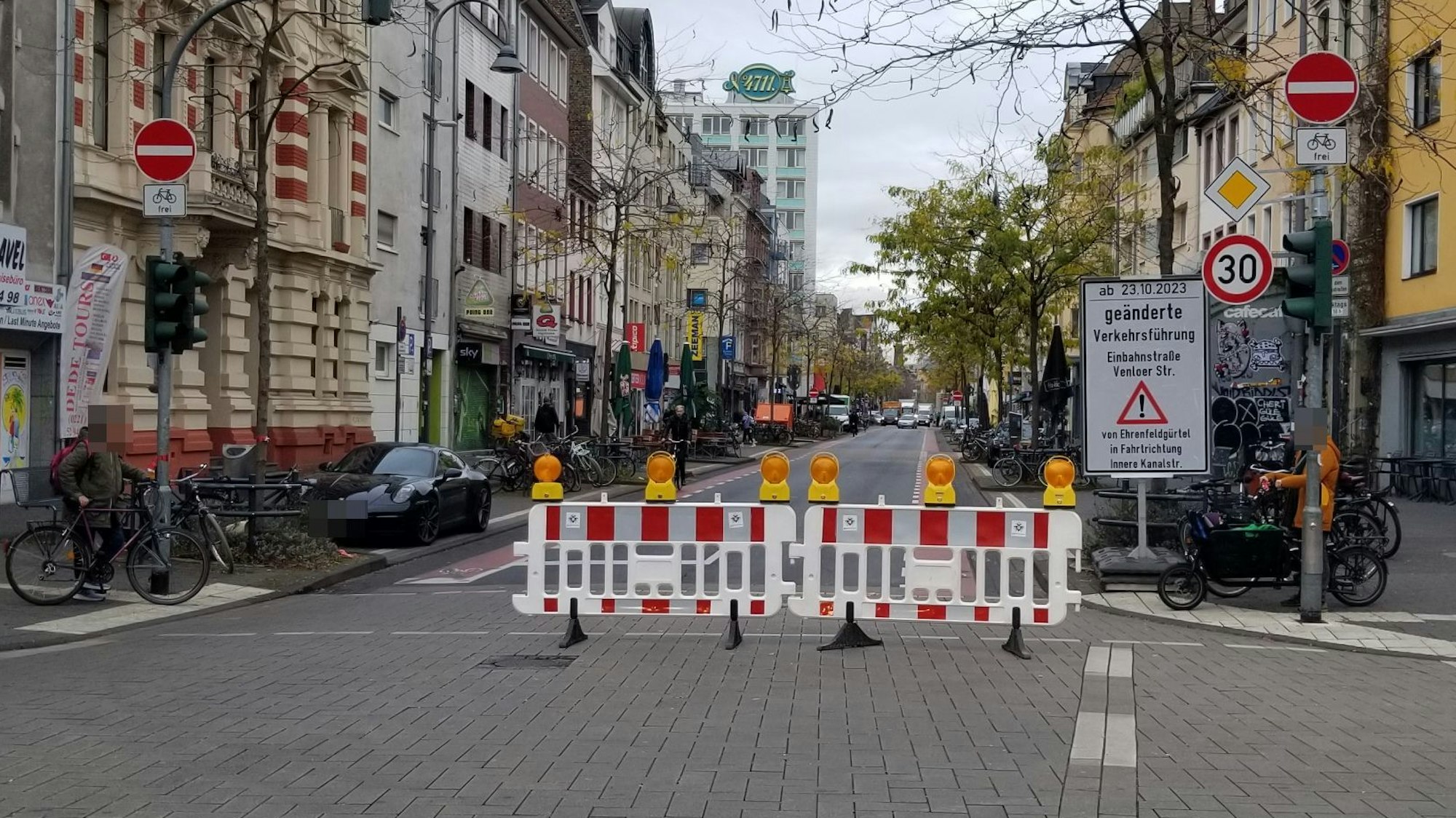 Absperrungen auf der Venloer Straße weisen auf die Umstellung auf das Einbahnstraßen-System hin.
