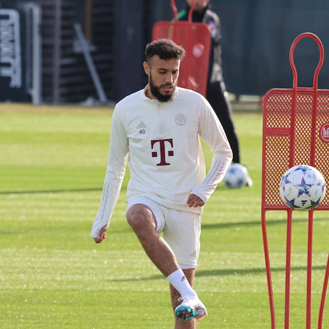 Noussair Mazraoui beim Training des FC Bayern am Montag. Er ist weiterhin Teil des Kaders des deutschen Rekordmeisters.