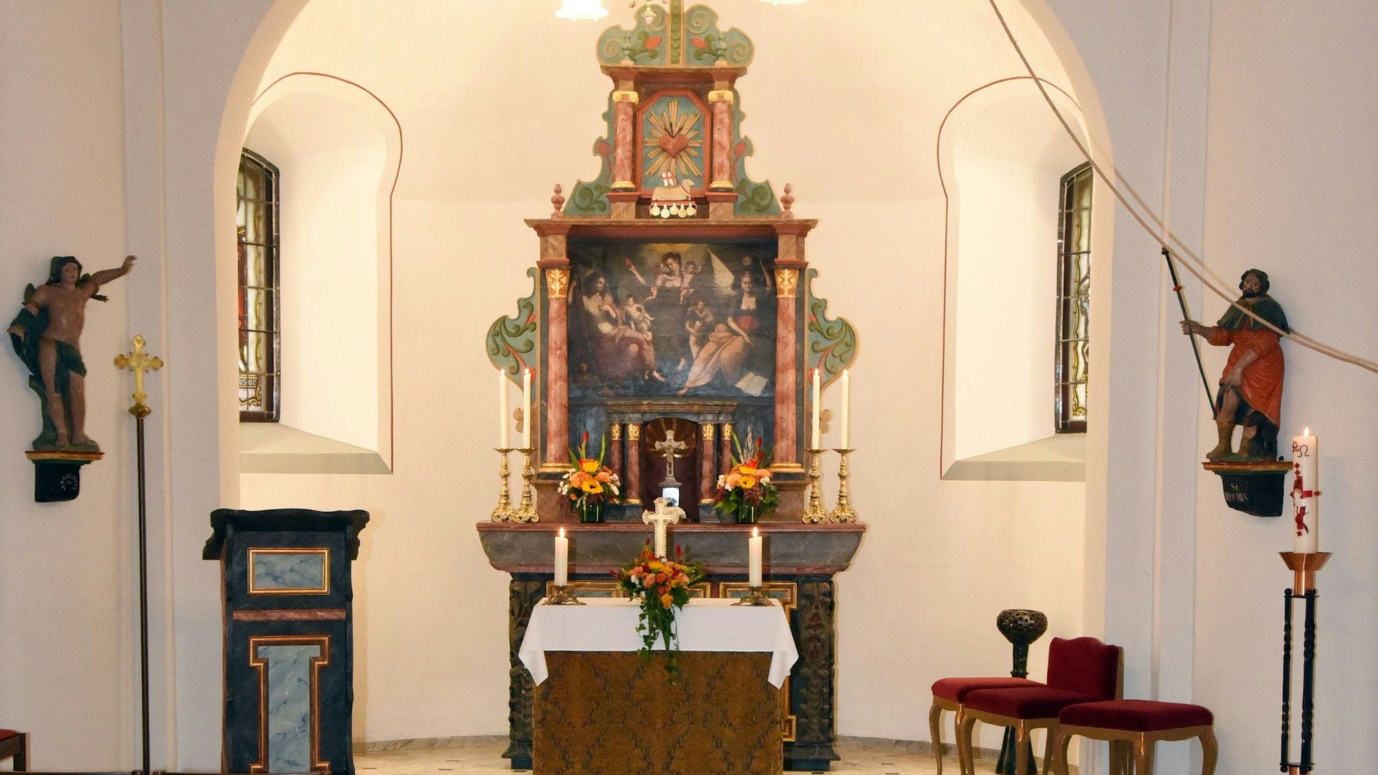 Ansicht auf einen Altarraum in einer Kapelle.