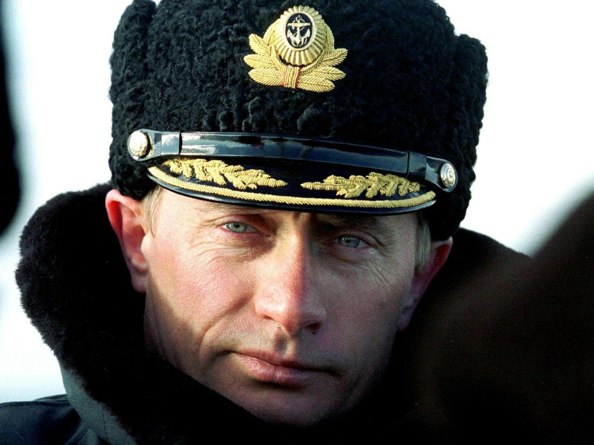 Wladimir Putin trägt die Uniform eines Marineoffiziers.