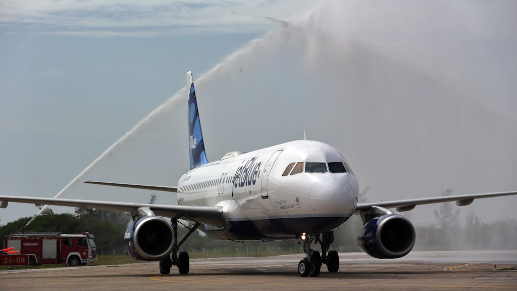 Ein Flugzeug der Airline JetBlue, das in Fort Lauderdale, USA, startete, rollt nach der Landung auf dem Flughafen Abel Santamaria in der Stadt Santa Clara, Kuba, am 31. August 2016 auf die Startbahn.