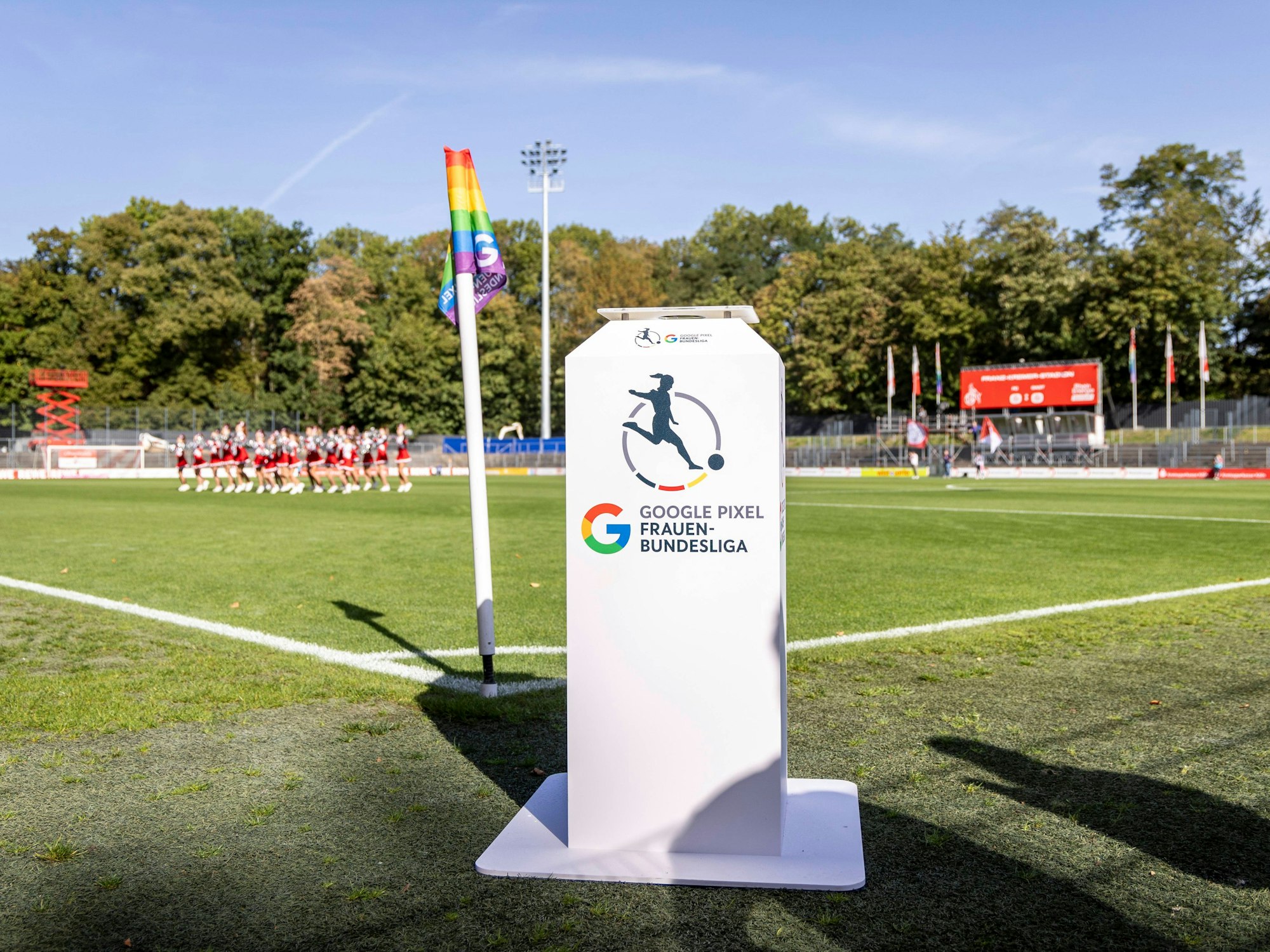 Eine Säule der Frauen-Bundesliga steht an der Eckfahne des Franz-Kremer-Stadions.