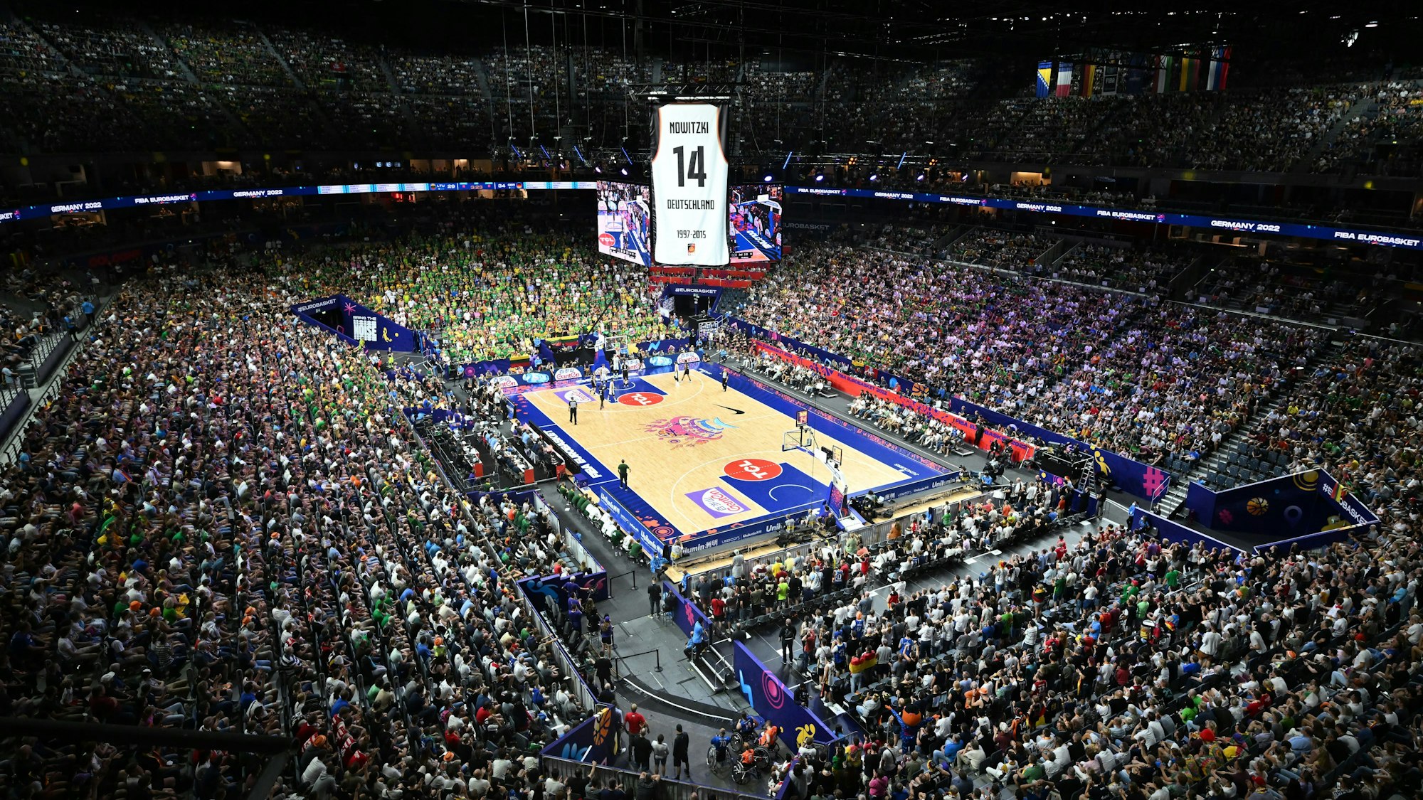 Blick aus dem Oberrang in die volle Lanxess-Arena in Köln bei der Basketball-EM 2022 in Deutschland.