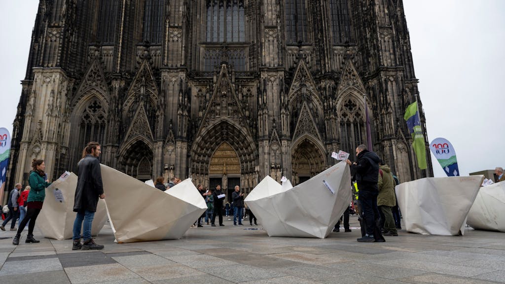 Die AWO Mittelrhein auf der Kölner Domplatte mit XXL-Papierboot-Skulpturen