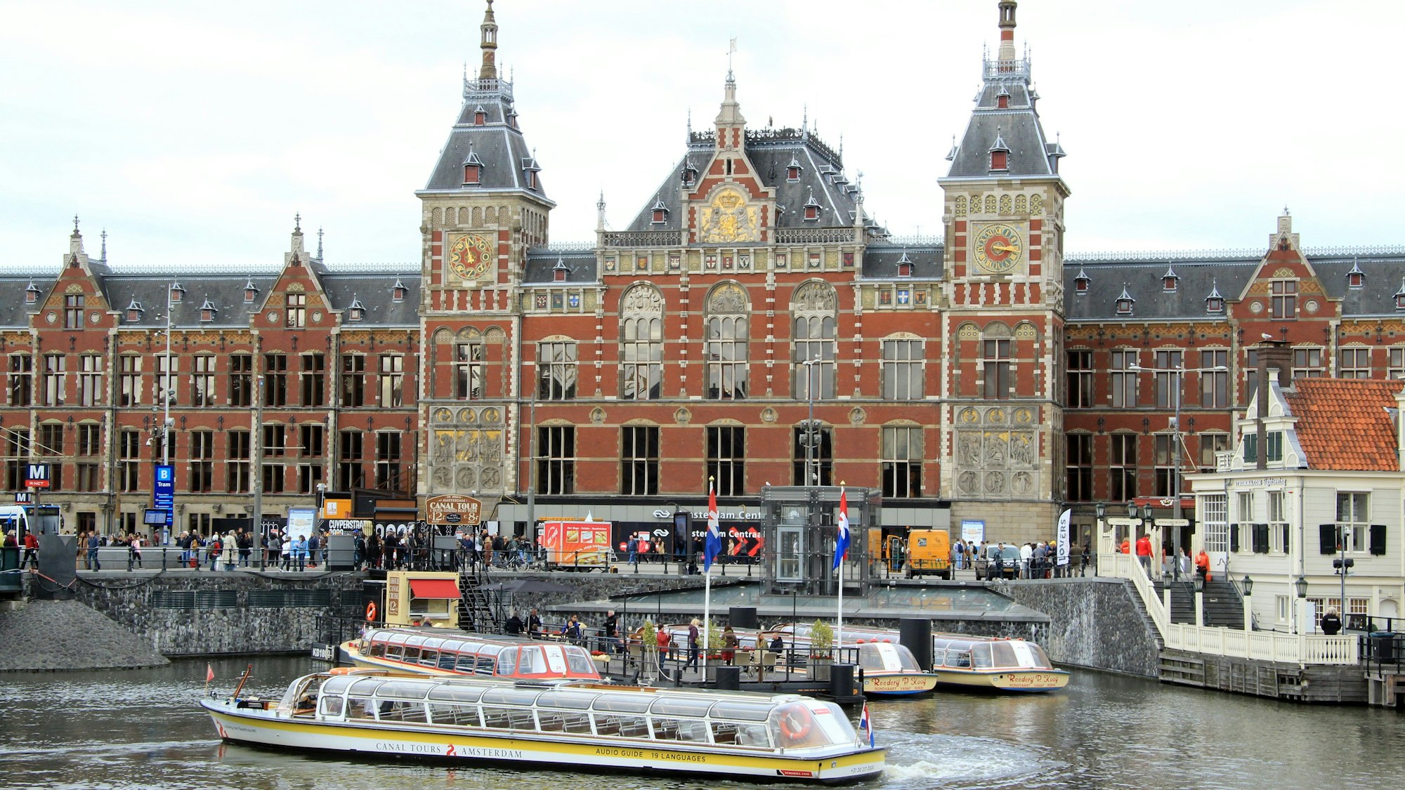 Das Hauptportal des Amsterdamer Hauptbahnhofs ist zu sehen.