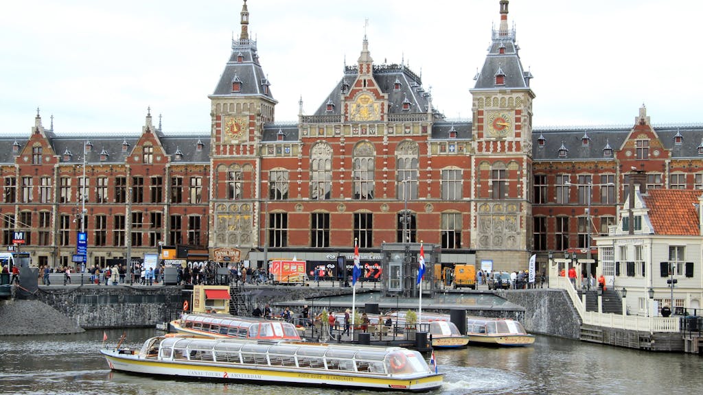 Das Hauptportal des Amsterdamer Hauptbahnhofs ist zu sehen.