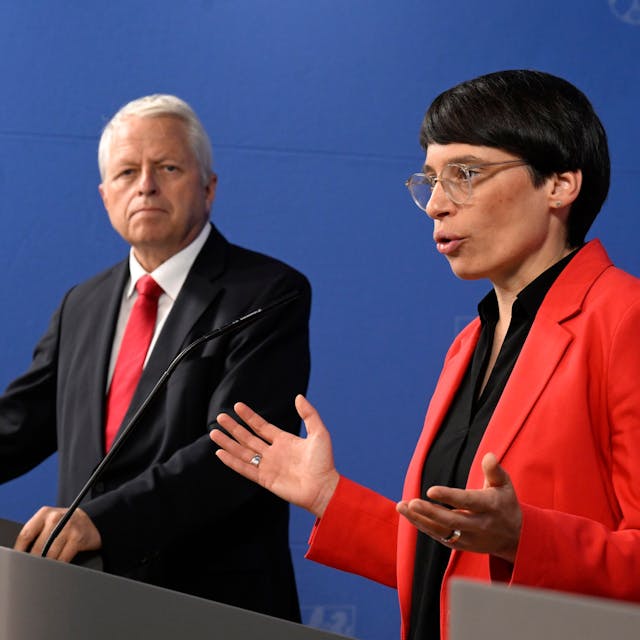 Düsseldorf: Josefine Paul, Integrationsministerin von Nordrhein-Westfalen, und der neue Berater des Ministeriums für Unterbringungsfragen Jürgen Mathies