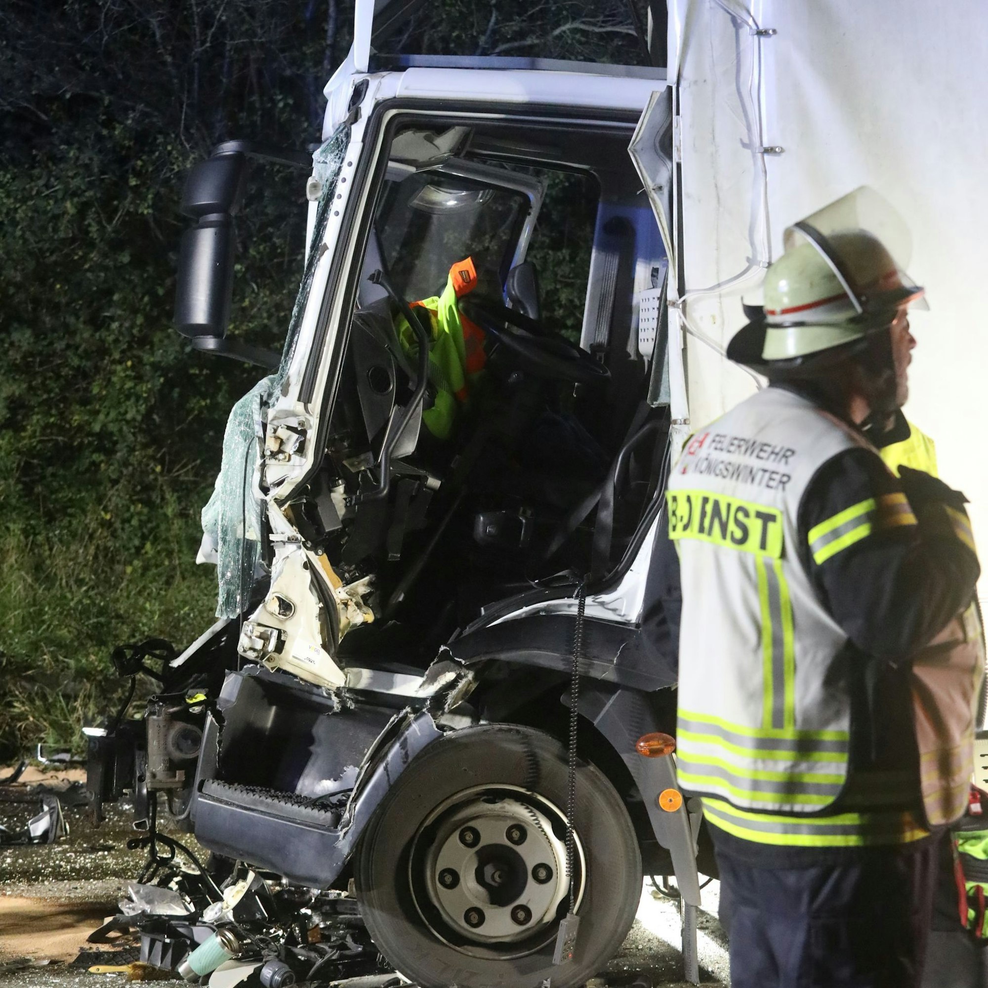 Bei einem schweren Lkw-Unfall auf der A3 wurden vier Personen verletzt.