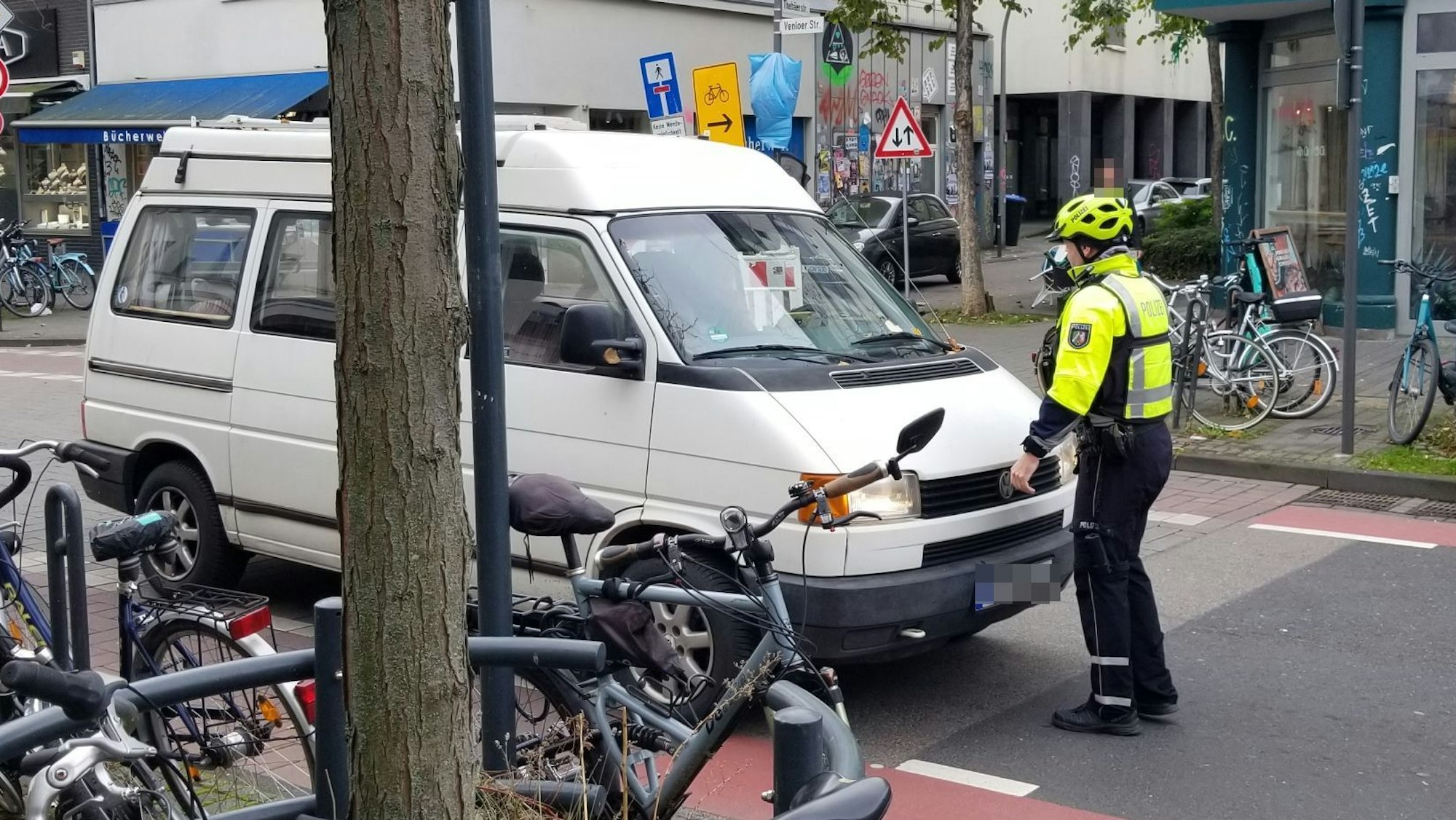Ein Polizist stoppt einen Falschfahrer auf der Venloer Straße.