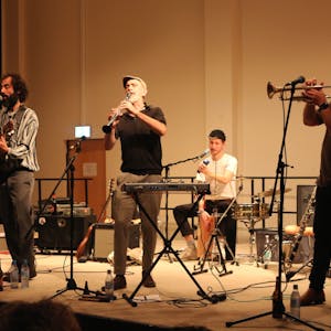 Die Kölner Band Chanson Trottoir auf der Bühne: vier Musiker mit ihren Instrumenten.&nbsp;