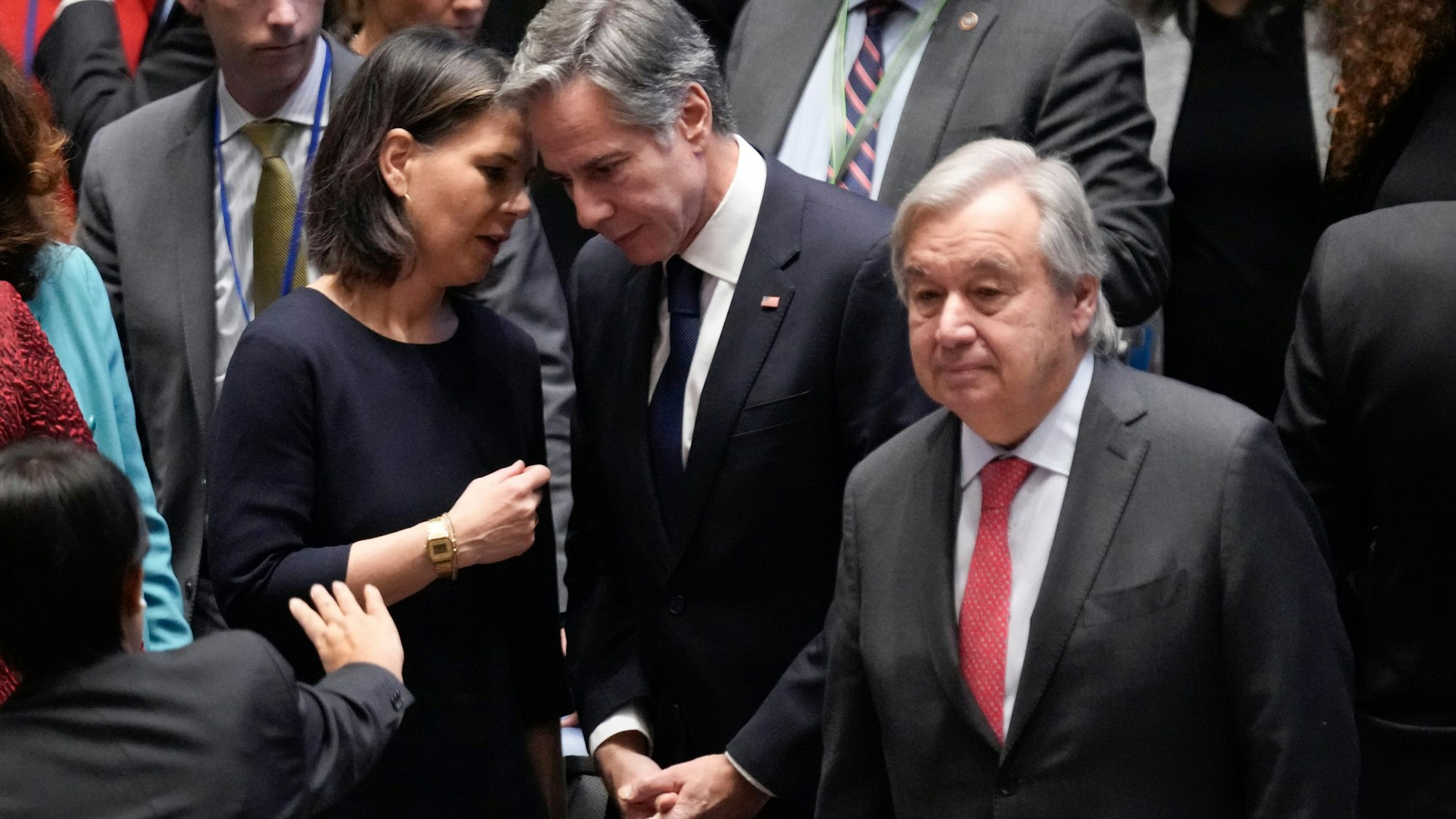 Annalena Baerbock (links), (Bündnis 90/Die Grünen), spricht mit Antony Blinken (Mitte), Außenminister der USA, vor Beginn einer Sitzung des Sicherheitsrates am Sitz der Vereinten Nationen. António Guterres, Generalsekretär der Vereinten Nationen, steht rechts.