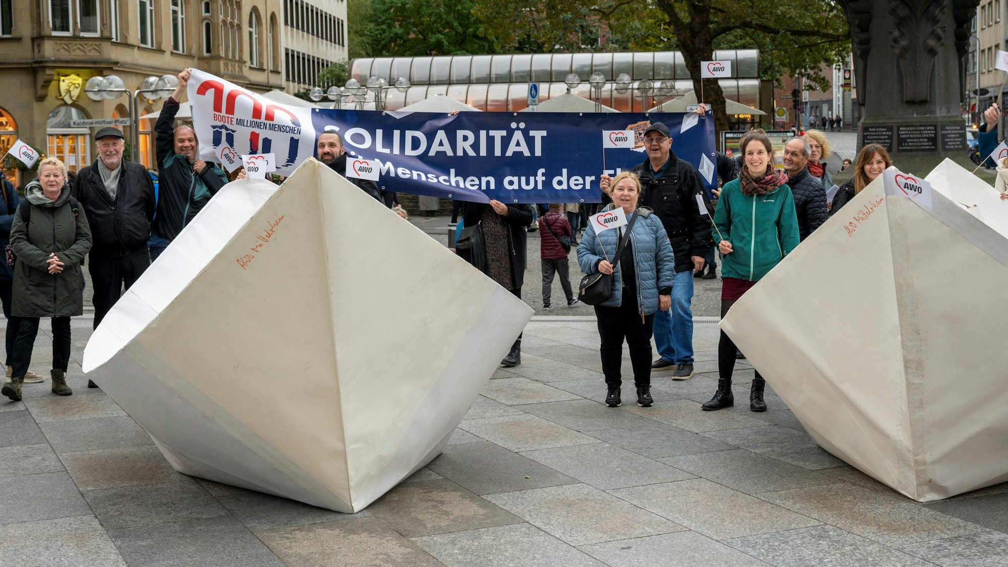 Überdimensionale Papierboote wurden vor dem Dom als Mahnmal für Menschen auf der Flucht ausgestellt.