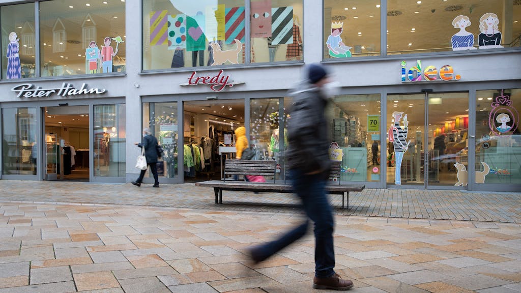 Menschen gehen im Frühjahr 2021 durch die Bielefelder Fußgängerzone: Die Modebranche in Deutschland steckt weiterhin tief in der Krise. Nun muss der nächste Händler Insolvenz anmelden.