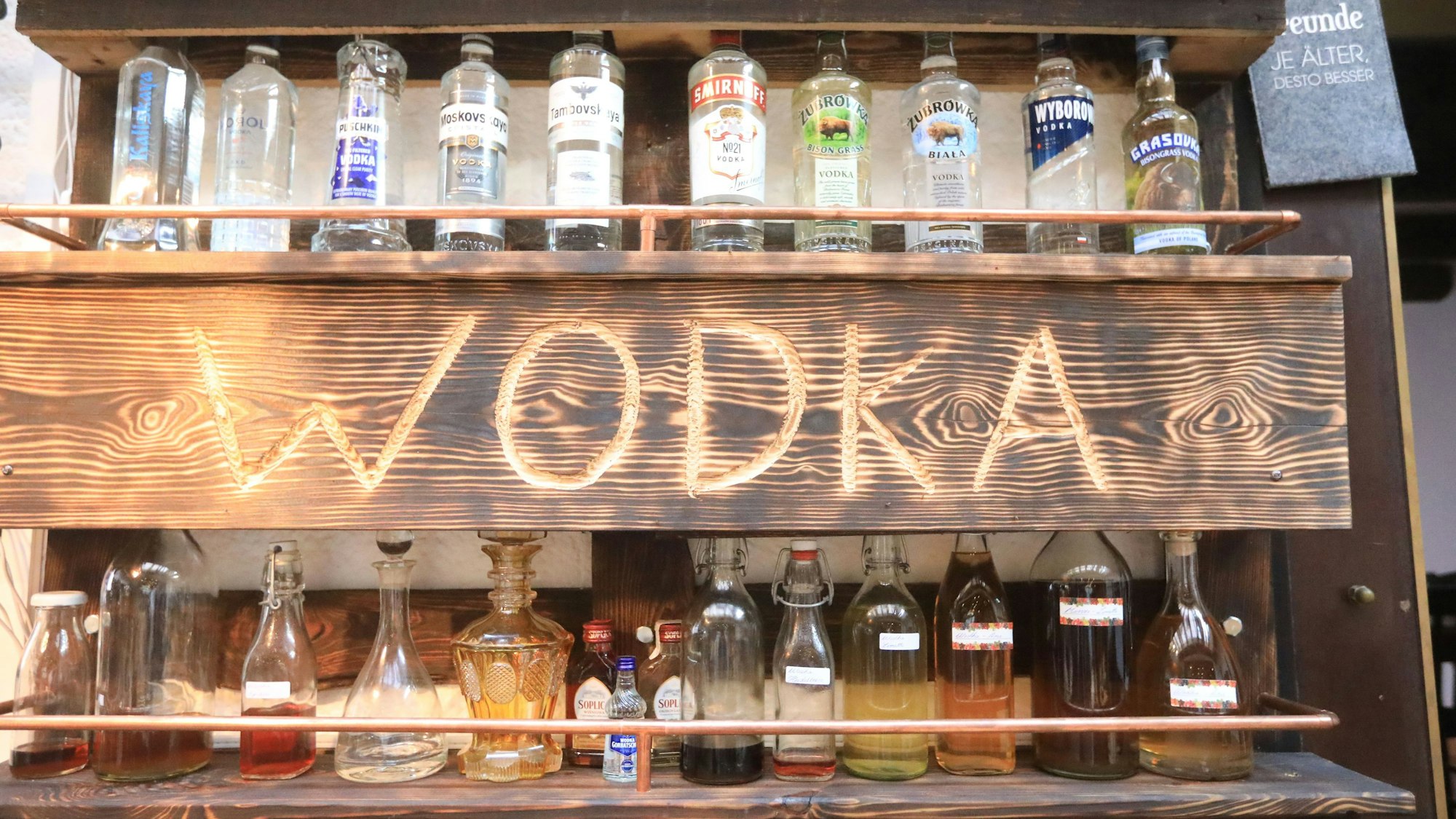 Eine Auswahl an hauseigenen Wodkasorten.