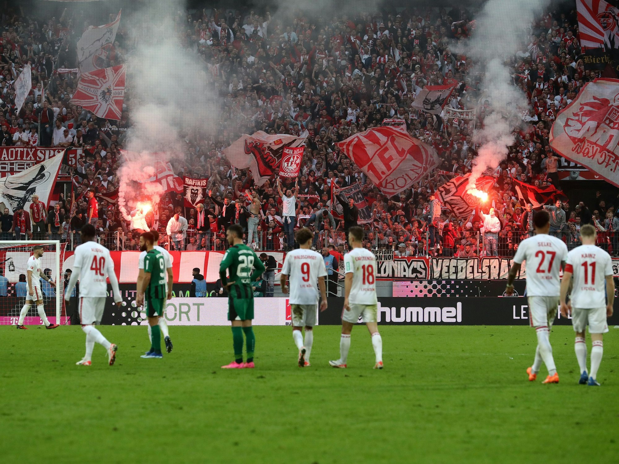 Die FC-Fans zünden im Derby gegen Borussia Mönchengladbach Pyrotechnik.