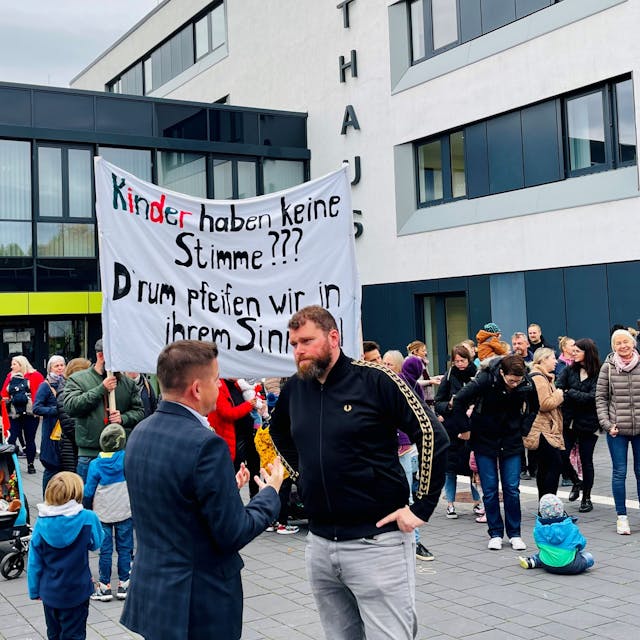 Max Hänig (39) organisiert eine Demonstration gegen den Personalmangel in den städtischen Kitas.Er spricht mit Bürgermeister Holger Jung.