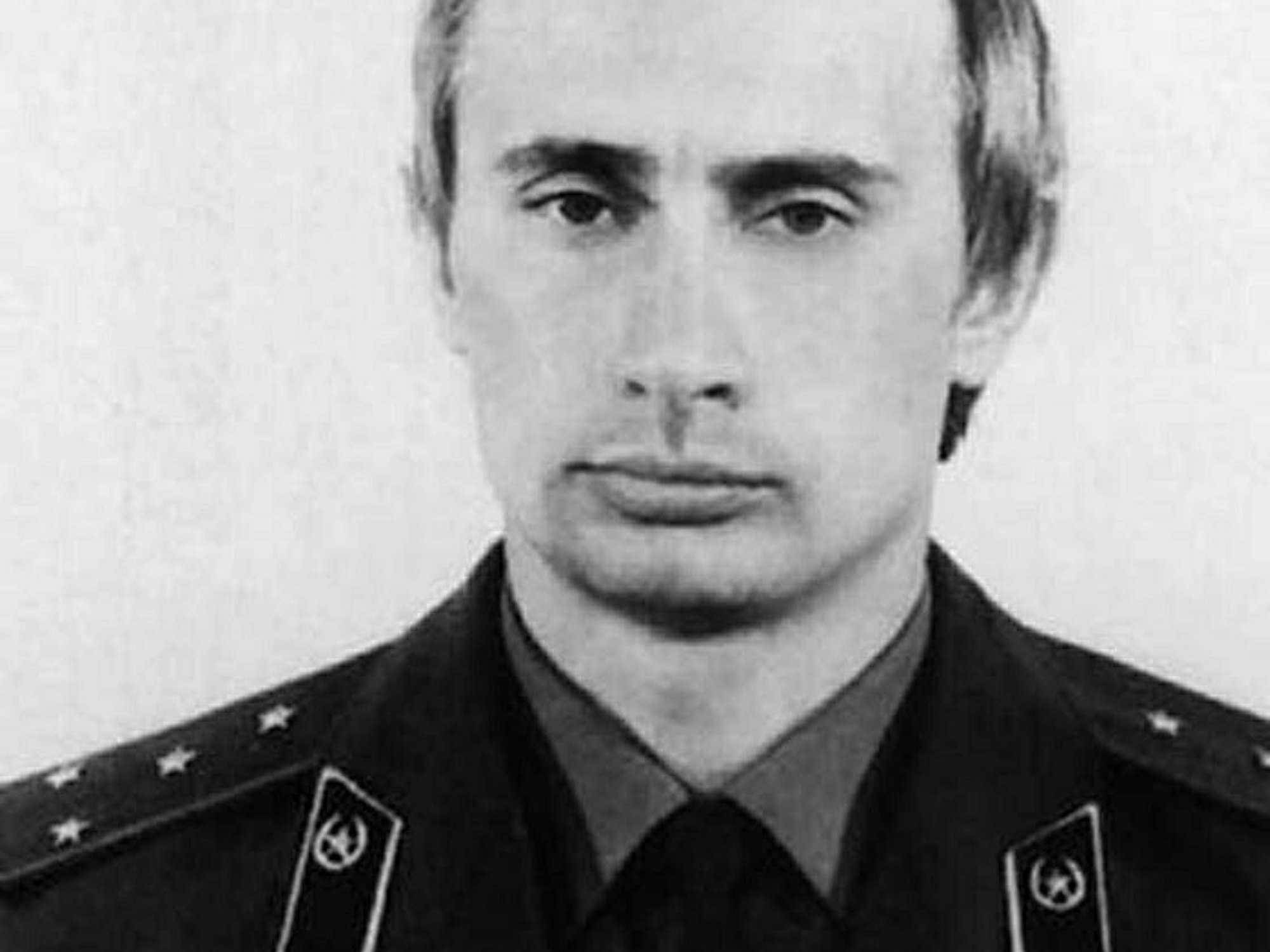Wladimir Putin in einer KGB-Uniform.