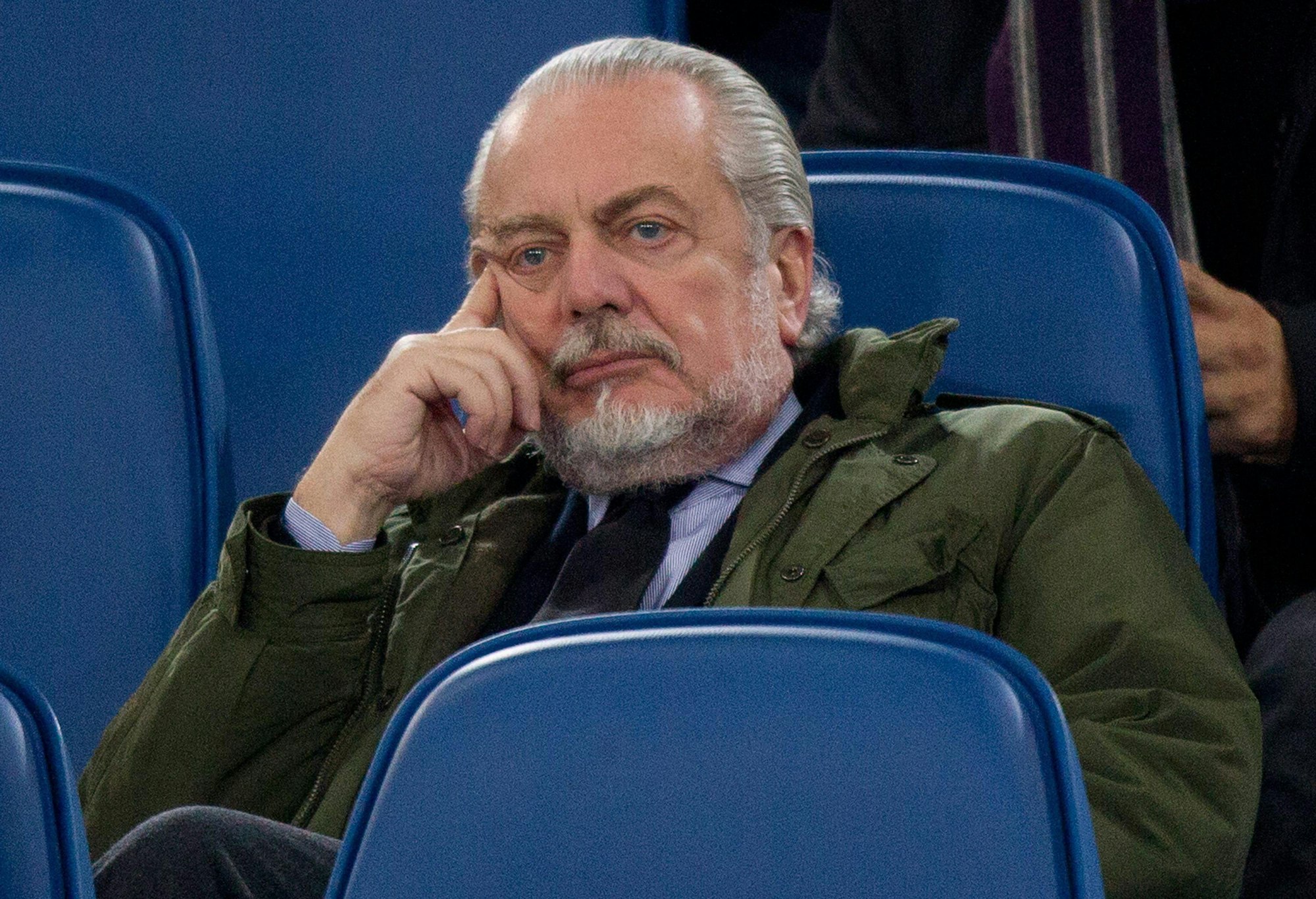 Napoli-Präsident Aurelio De Laurentiis verfolgt schlecht gelaunt ein Spiel seiner Mannschaft.