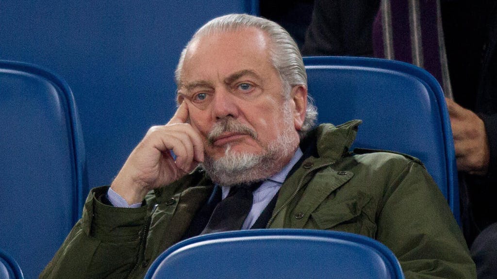 Napoli-Präsident Aurelio De Laurentiis verfolgt schlecht gelaunt ein Spiel seiner Mannschaft.
