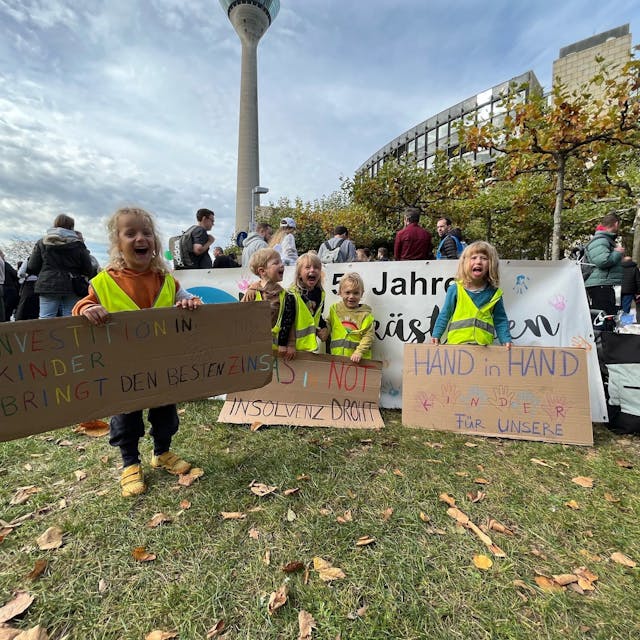 Kinder der Kita Hüppekästchen demonstieren vor dem Düsseldorfer Landtag