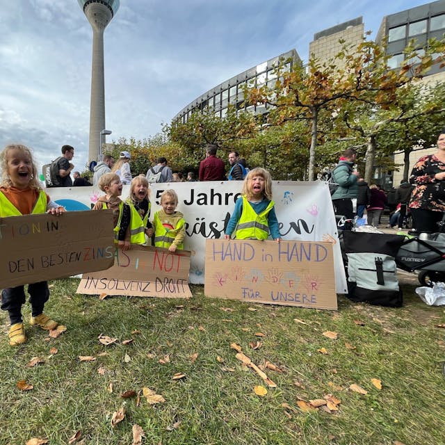 Kinder der Kita Hüppekästchen demonstieren vor dem Düsseldorfer Landtag
