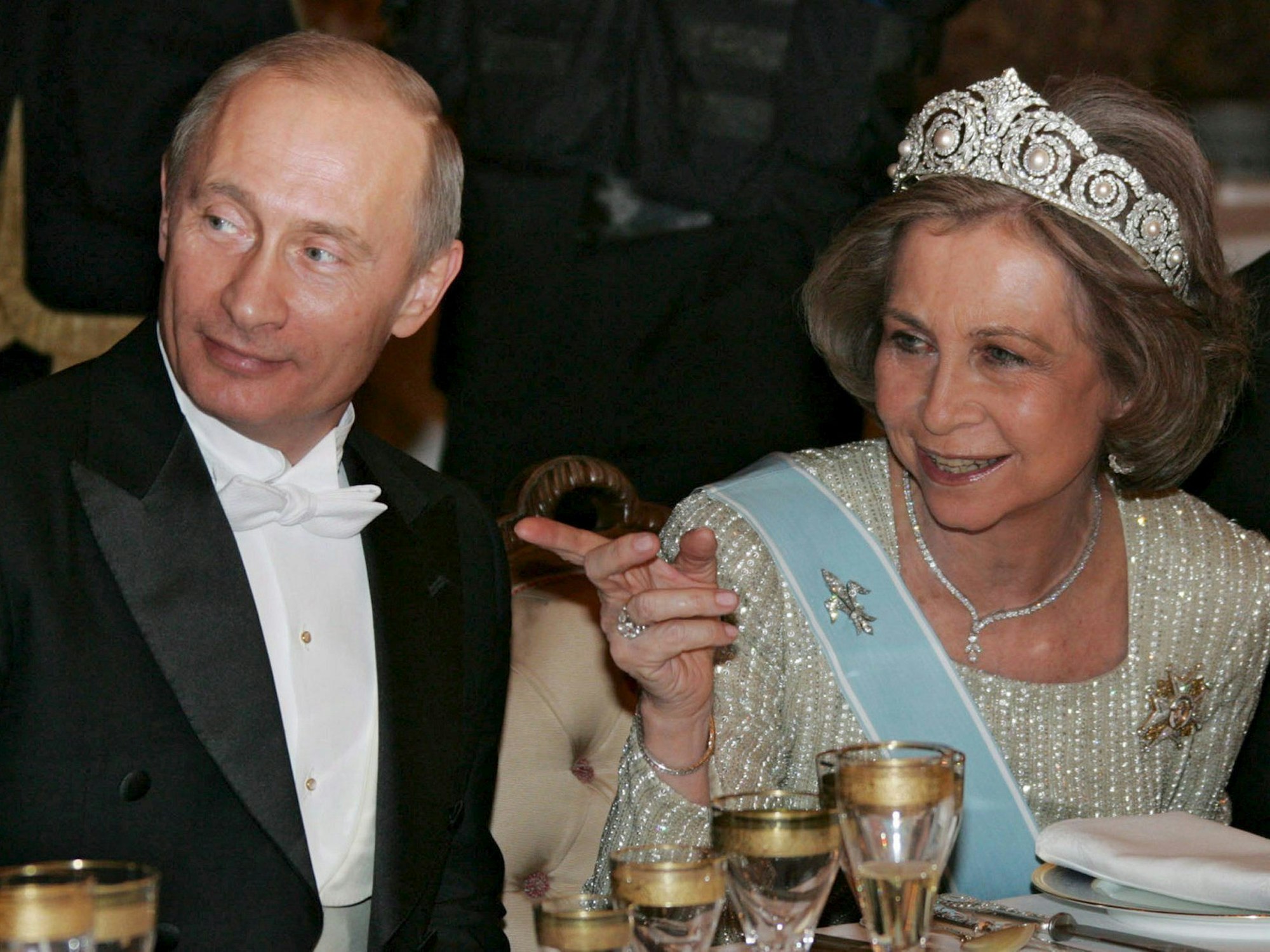 Wladimir Putin sitzt neben Sofia, der damaligen spanischen Königin.