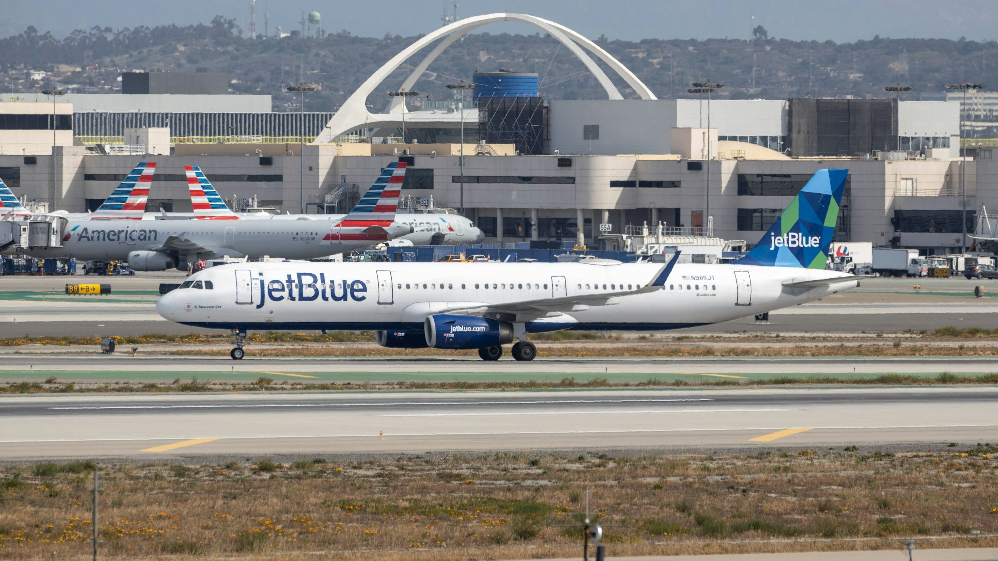 Ein Flugzeug von jetBlue am Flughafen Los Angeles.