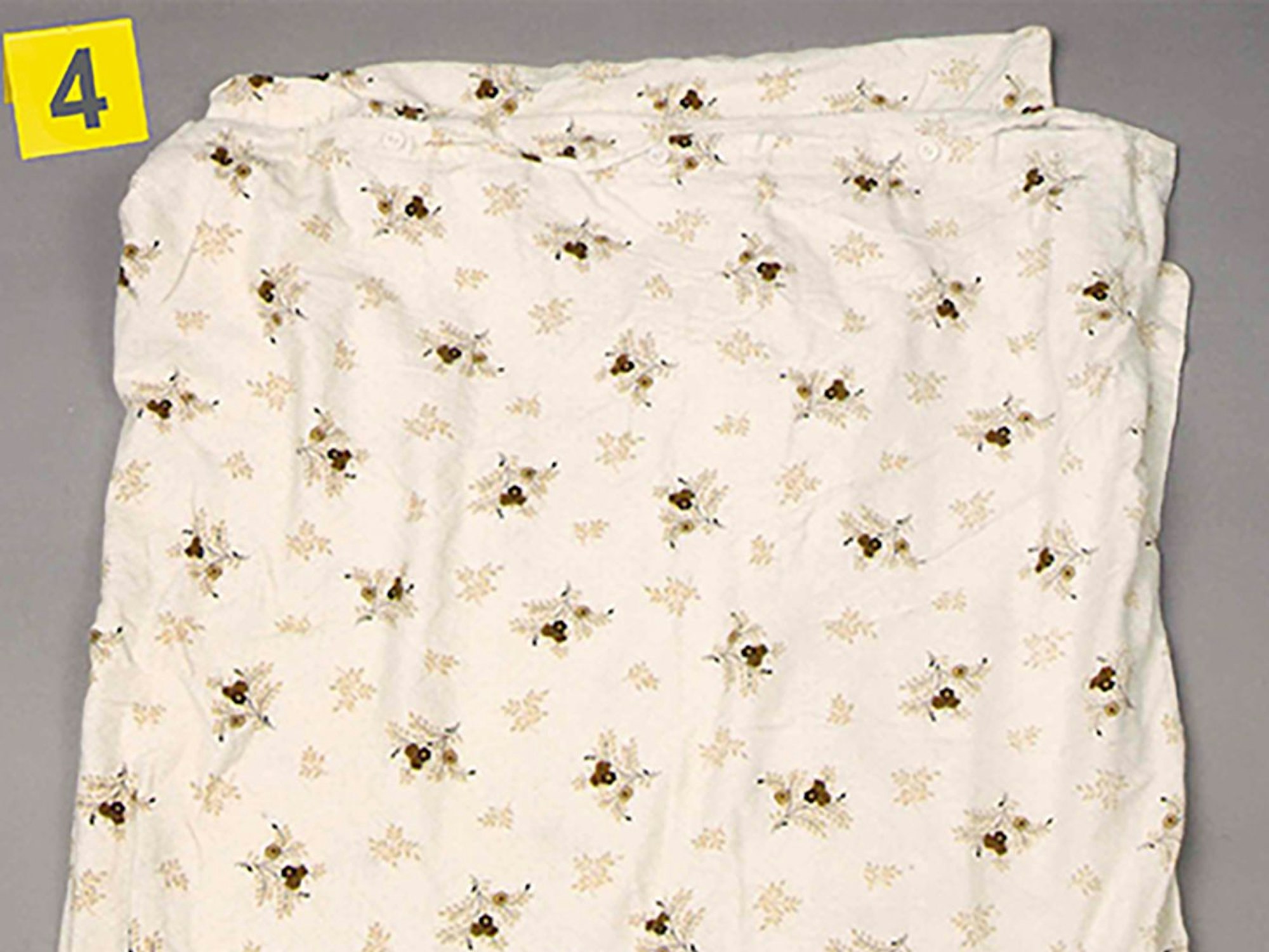 Eine weiße Decke mit Blumenmuster.