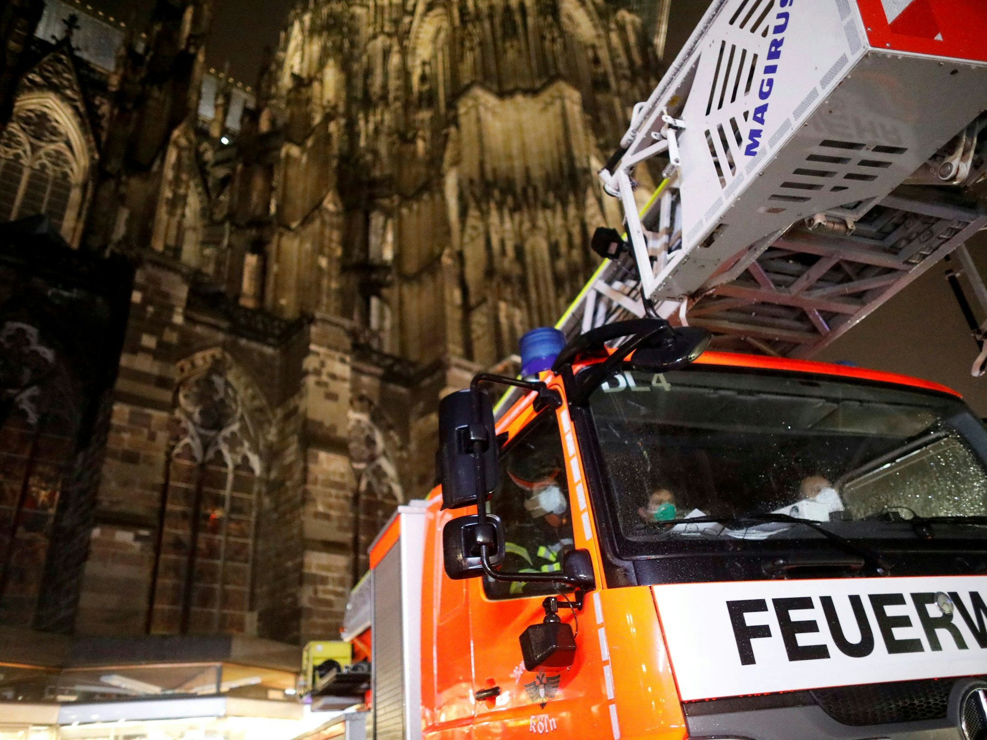 Ein Feuerwehrwagen steht vor dem Kölner Dom.