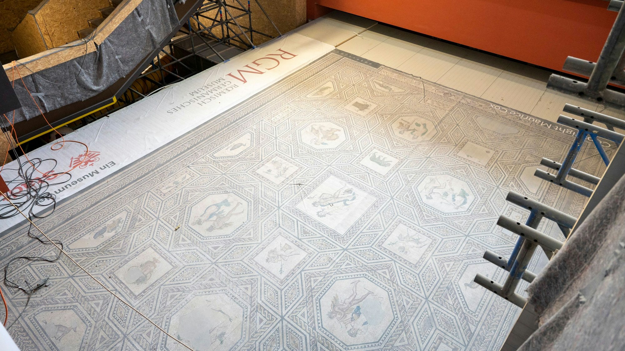 Blick auf das geschützte Dionysos-Mosaik. Es ist mit einer bedruckten Folie nachempfunden.
