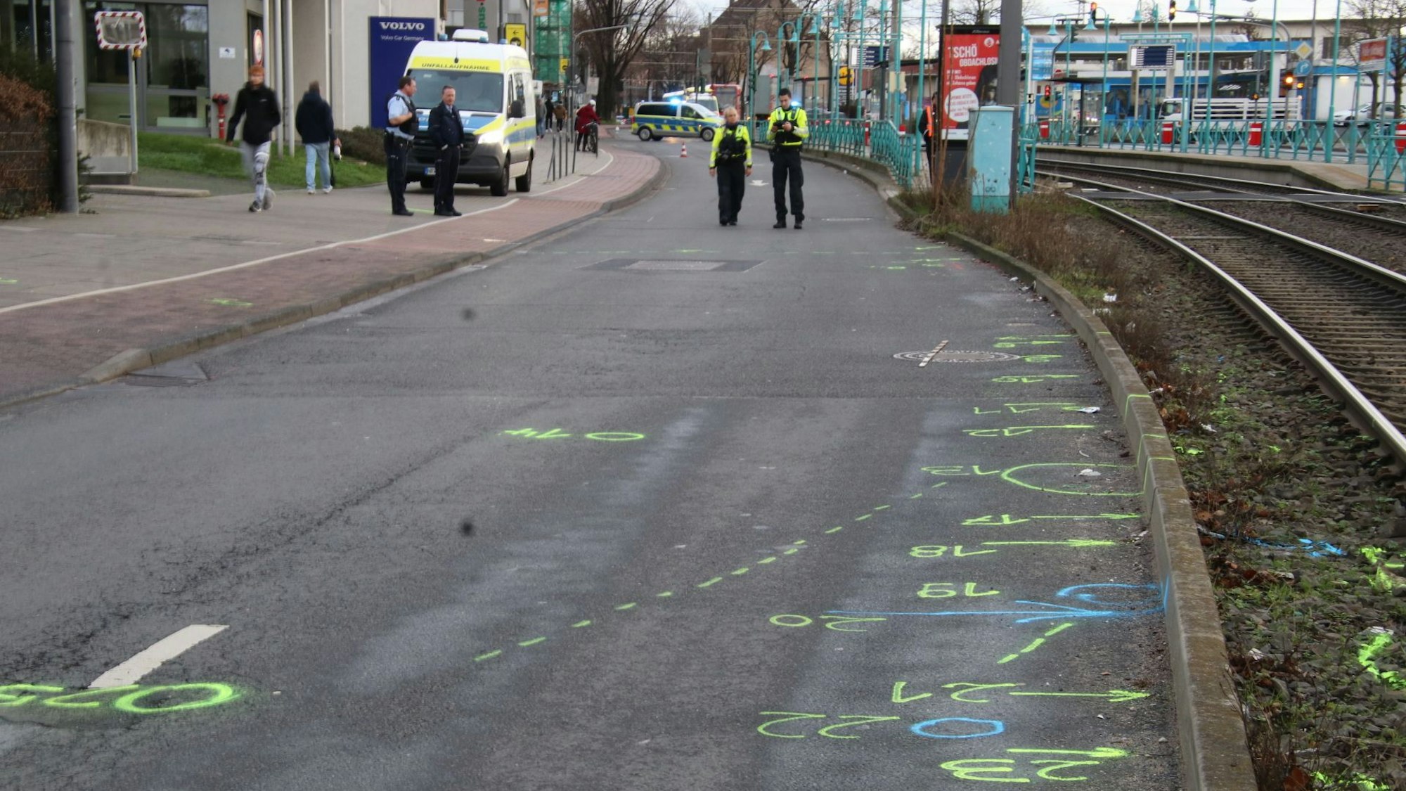 Die Unfallstelle mit Vermessungen der Polizei im Januar 2023 in Köln-Deutz