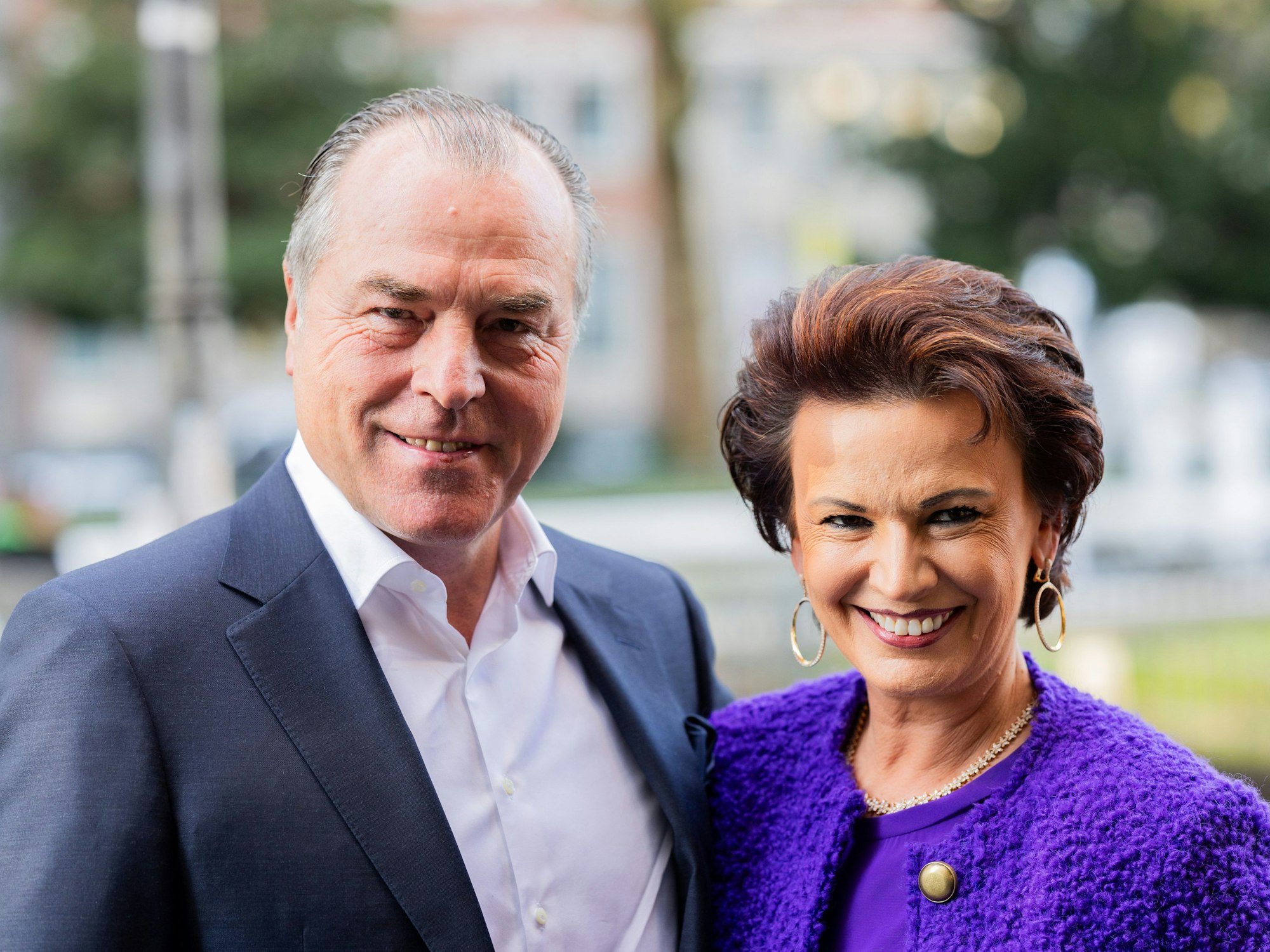 Clemens Tönnies und seine Frau Margit kommen zum Roten Teppich.