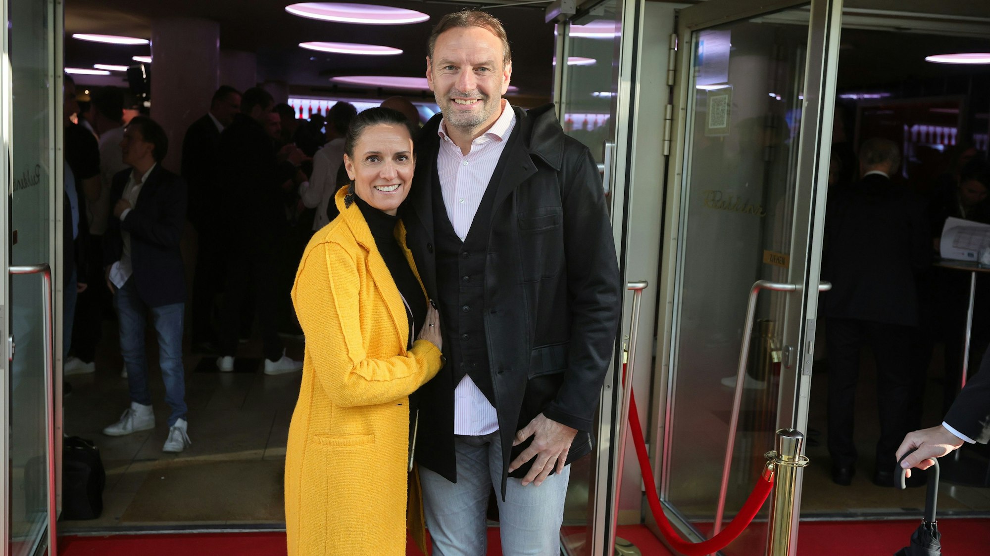 Michaela und Jens Nowotny vor dem Kino.