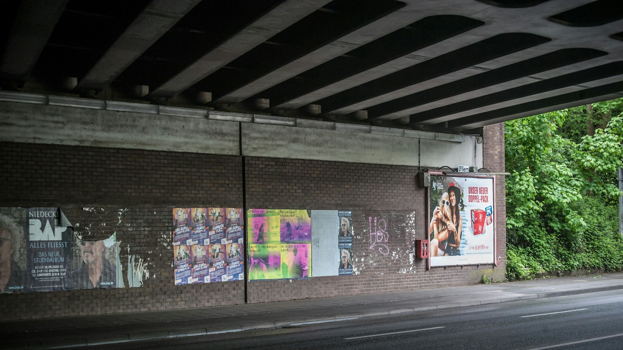 Plakate hängen an der Eisenbahnunterführung in Opladen.