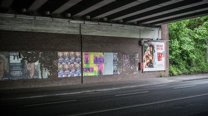 Plakate hängen an der Eisenbahnunterführung in Opladen.