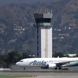 Ein Flugzeug von Alaska Airlines steht auf dem Flughafen von Burbank im US-Bundesstaat Kalifornien.