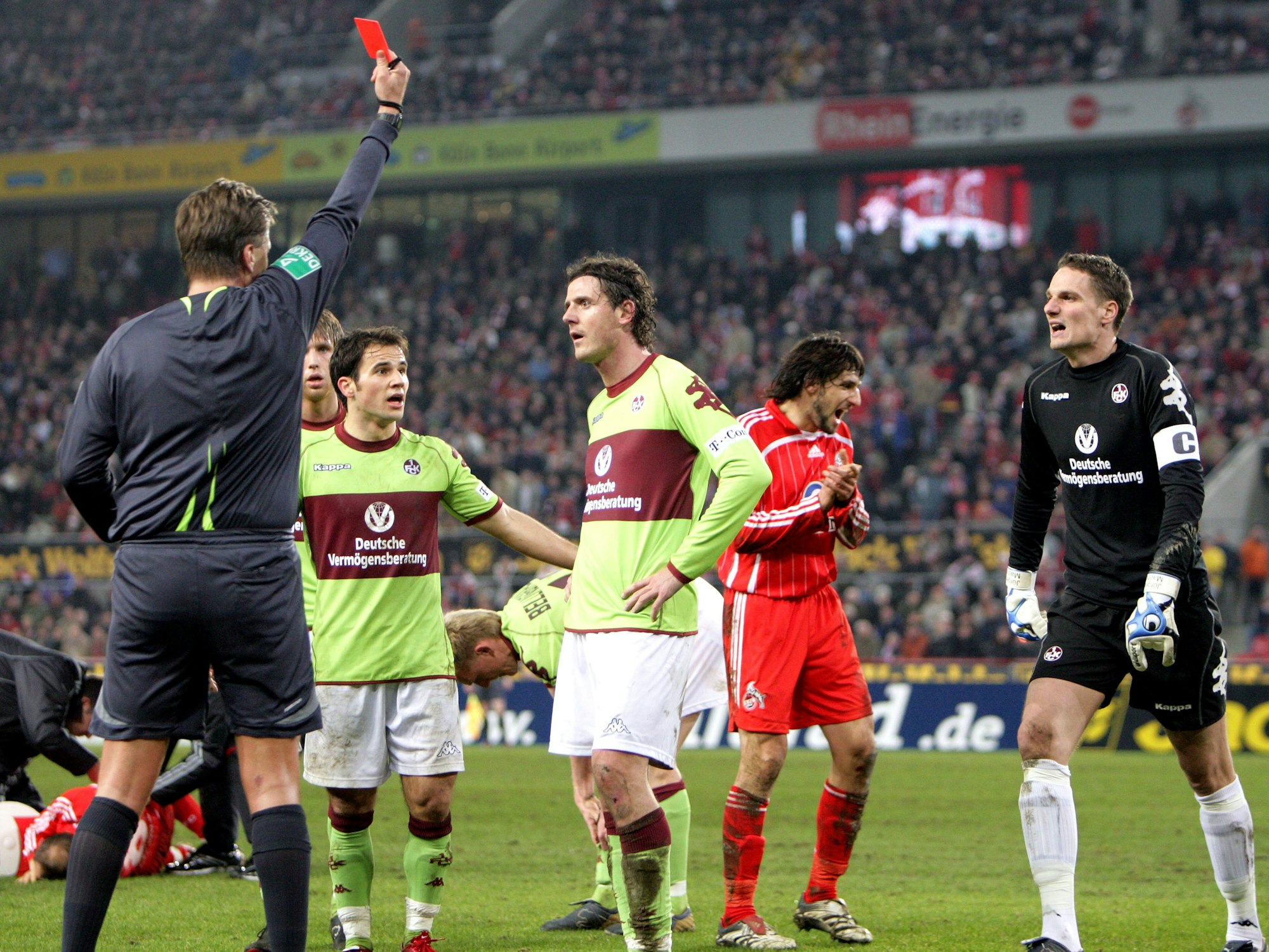 Ein Schiedsrichter zeigt Kaiserslautern-Spielern die rote Karte. 