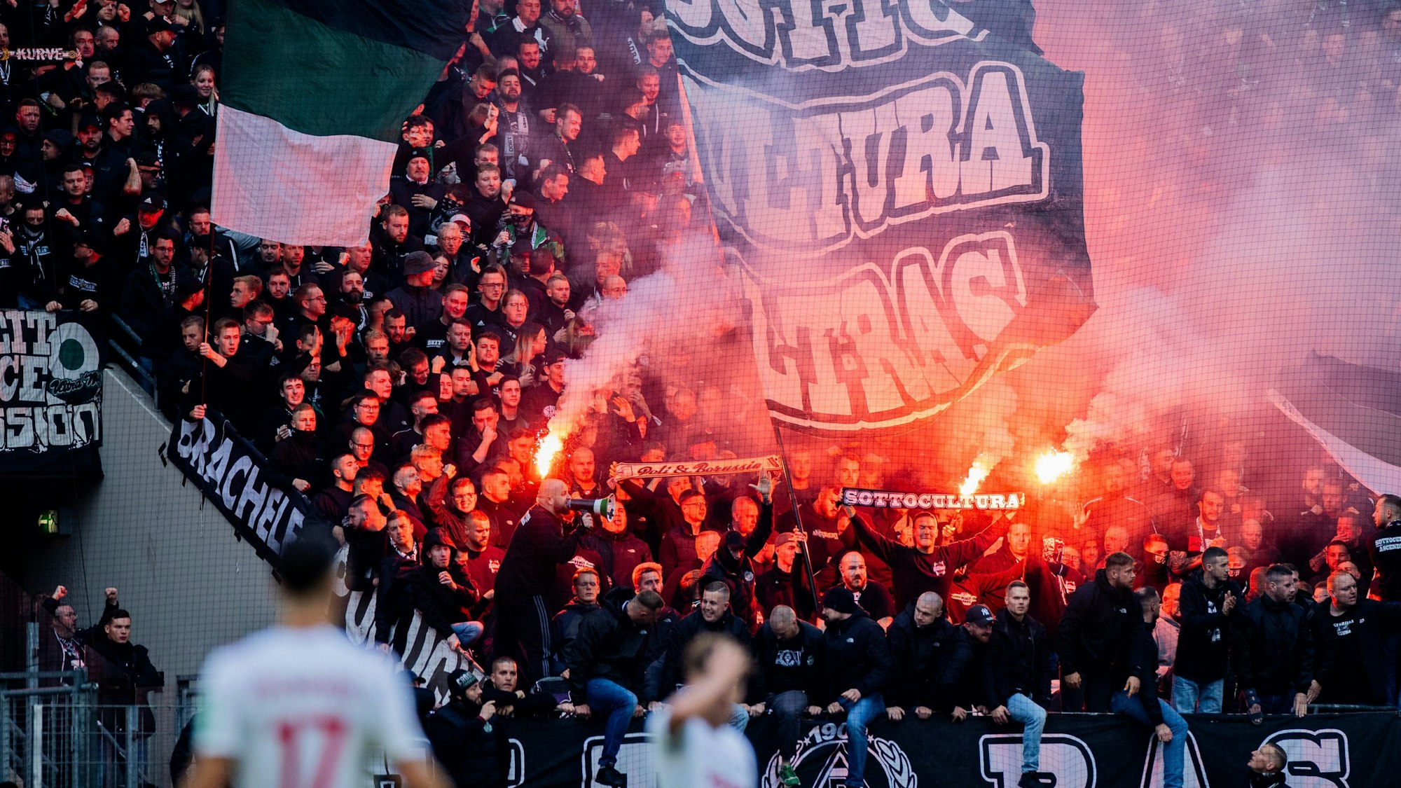 Mönchengladbachs Fans feiern das Tor zum 1:1 mit dem Entzünden von Pyrotechnik.