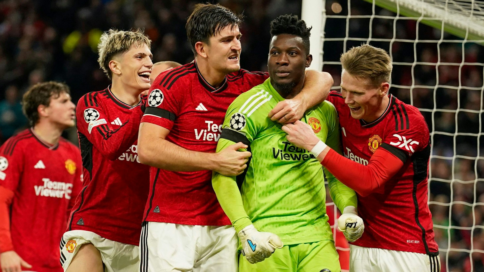 André Onana wird von seinen Teamkollegen bei Manchester United gefeiert.