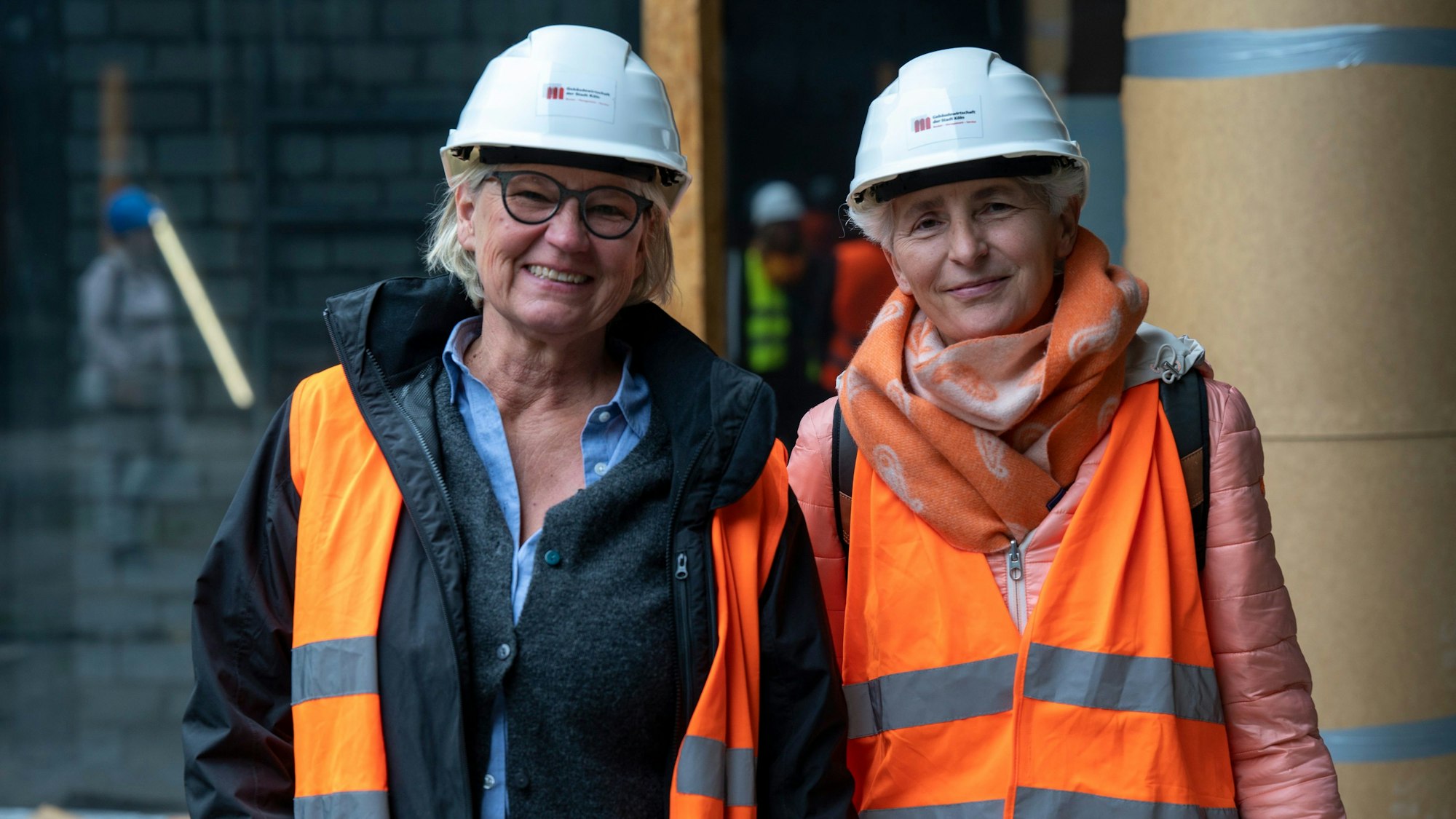 Britta Albus (links) und Stephanie Brans betreuen das Projekt für die städtische Gebäudewirtschaft.