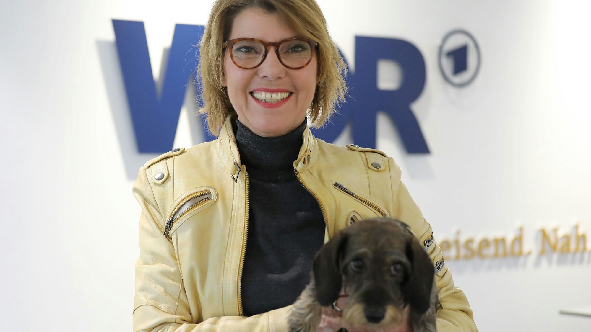 Bettina Böttinger als Moderatorin beim WDR mit Hund Finchen