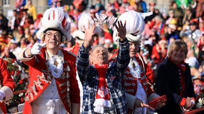 Der Kölner Rosenmontagszug am Rosenmontag ist der Höhepunkt des rheinischen Karnevals. Erry Stoklosa (2.v.l.) und Günther „Bömmel“ Lückerath (r), beides Gründungsmitglieder der Kölner Musikgruppe Bläck Fööss, fuhren 2023 im Festumzug mit.