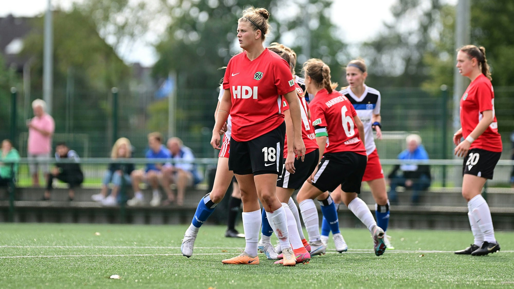 Anna-Lena Füllkrug steht im Spiel der Frauen-Regionalliga gegen den Hamburger SV II auf dem Feld.